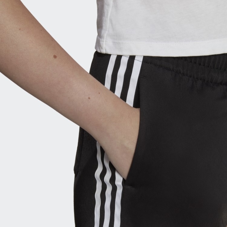 Bermuda Branca Com As Três Listras Da Adidas