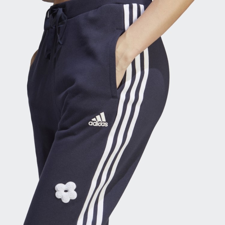 Calça Jogger Com As Três Listras Adidas E Cintura Alta Com Aplicação De Flores Em Chenille