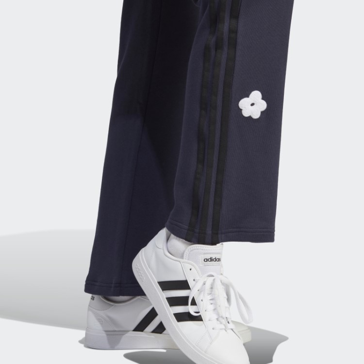 Calça Jogger Com As Três Listras Adidas E Cintura Alta Com Aplicação De Flores Em Chenille