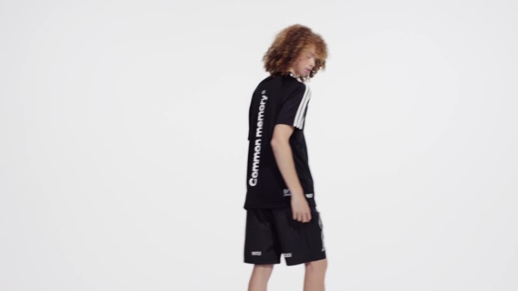 Camiseta Adidas Black Graphics Common Memory