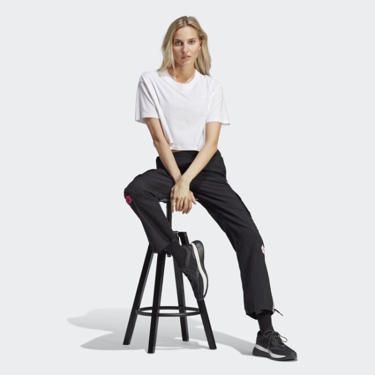 Calça Cargo Preta Com As Três Listras Adidas Com Apliques De Flores Em Chenille
