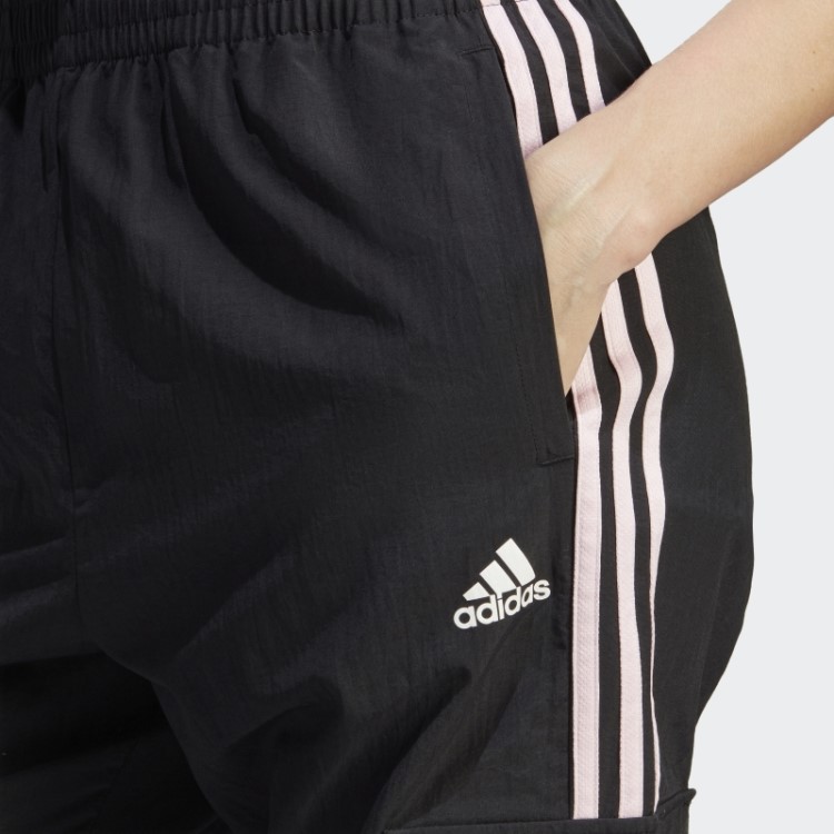 Calça Cargo Preta Com As Três Listras Adidas Com Apliques De Flores Em Chenille