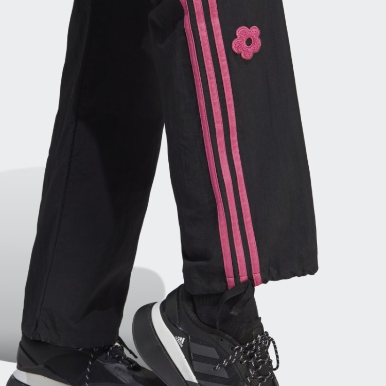 Calça Cargo Preta Com As Três Listras Adidas Com Apliques De Flores Em Chenille