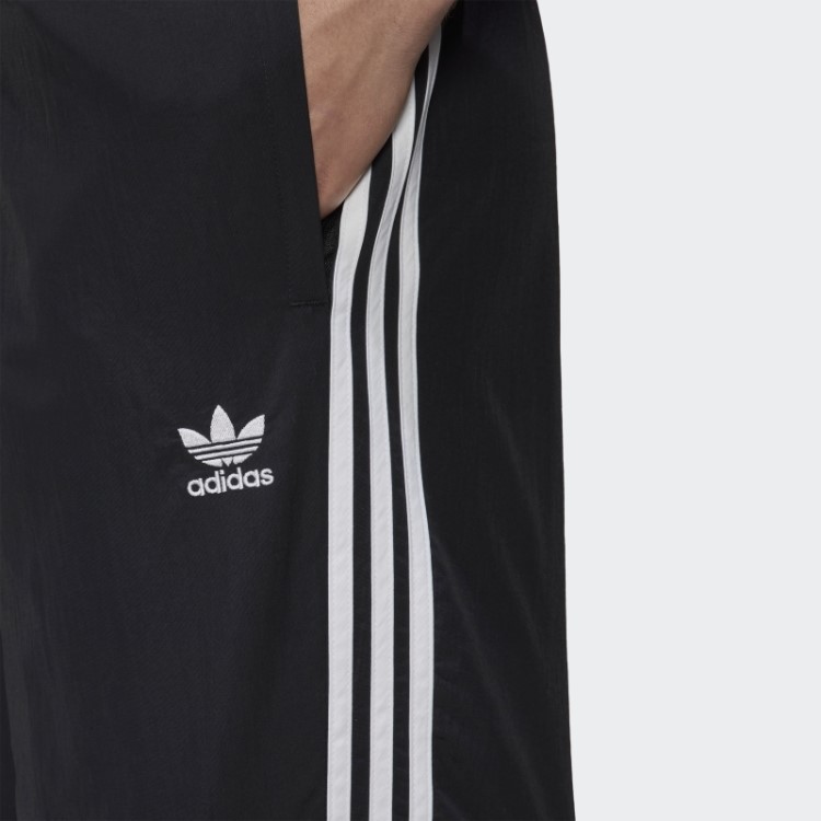 Bermuda Adicolor Preta Com As Três Listras Da Adidas