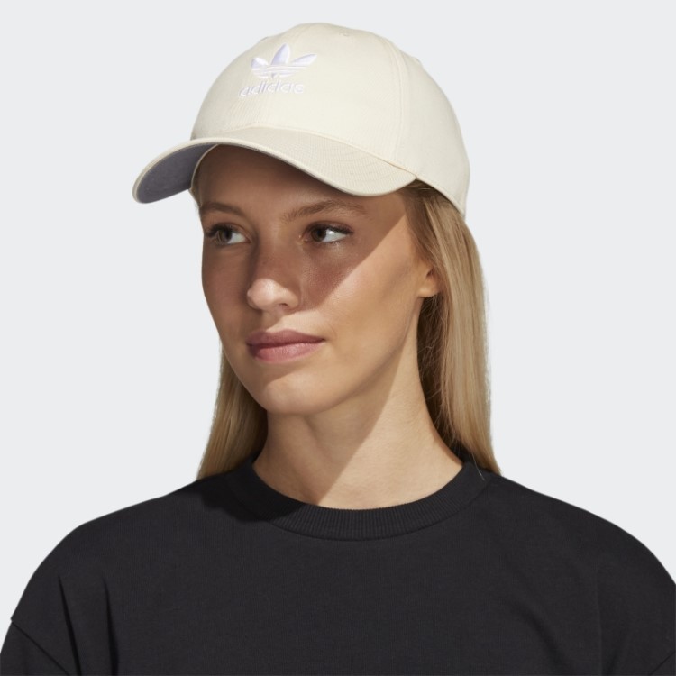 Boné Branco Adidas Com Tira Na Parte De Trás