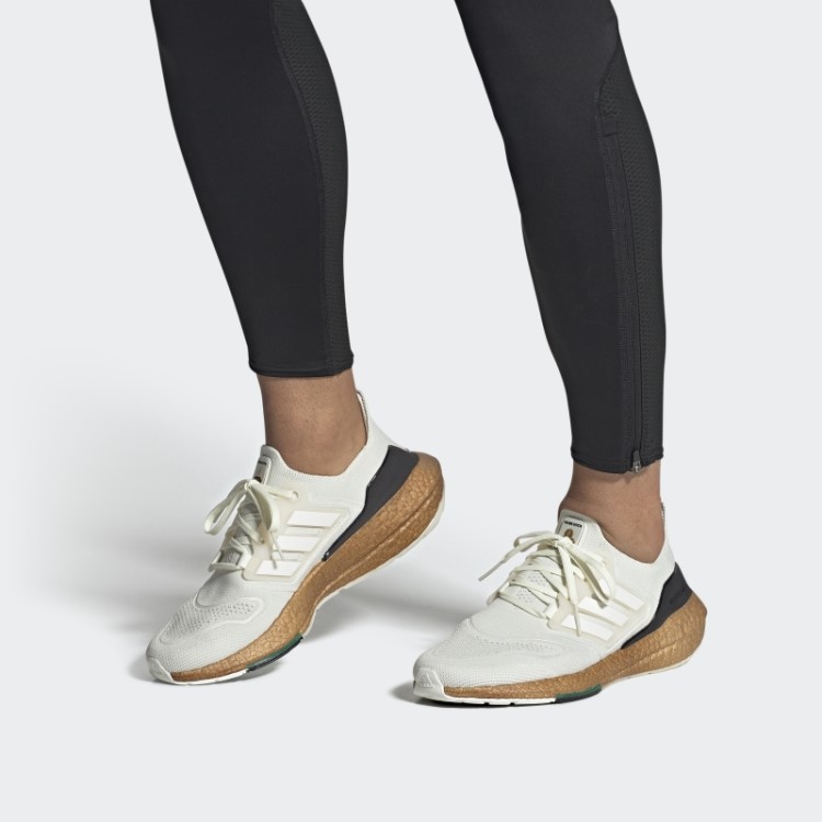 Adidas Ultraboost 22 De Tonalidade Branca Feita Com Sapatos Da Natureza