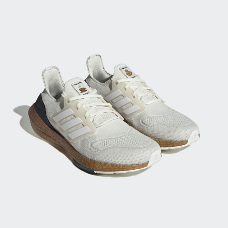 Adidas Ultraboost 22 De Tonalidade Branca Feita Com Sapatos Da Natureza