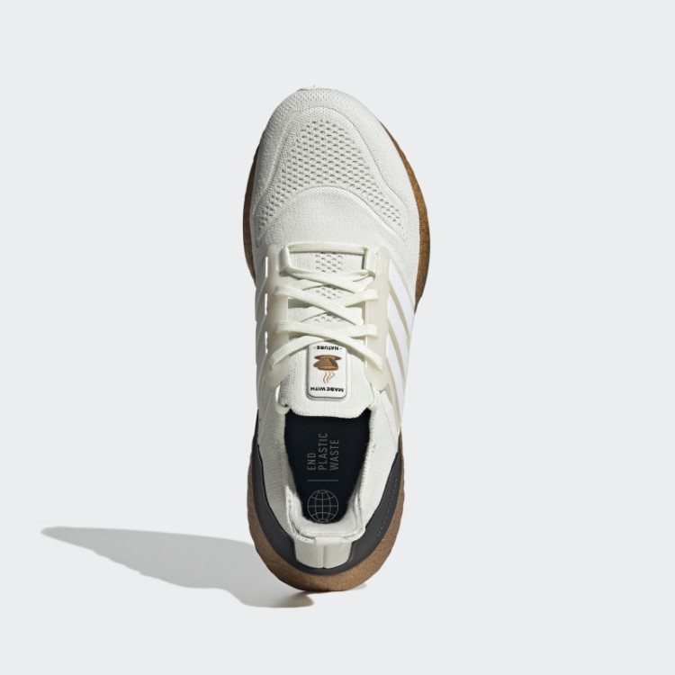 Adidas Ultraboost 22 De Tonalidade Branca Feita Com Sapatos Da Natureza
