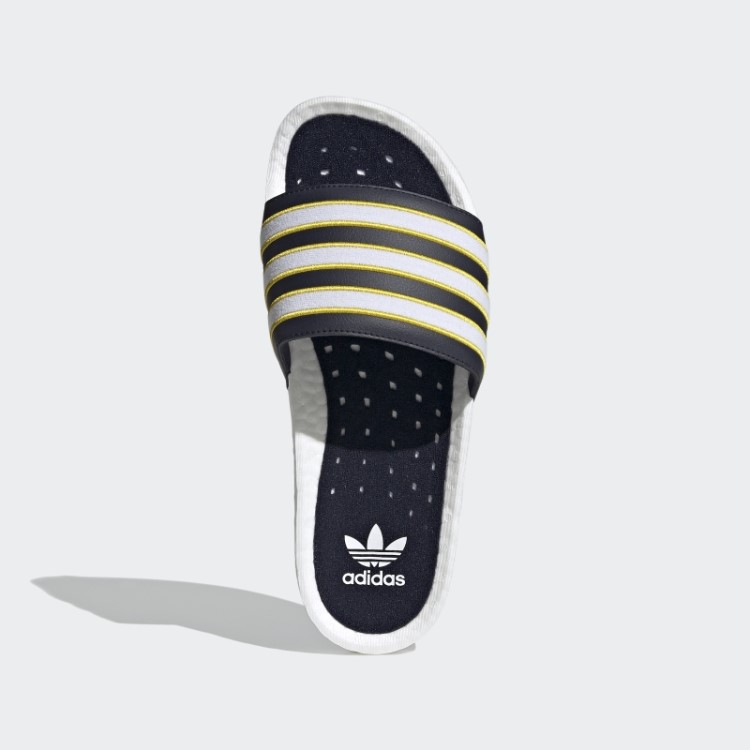 Chinelos Brancos Adilette Boost Da Adidas