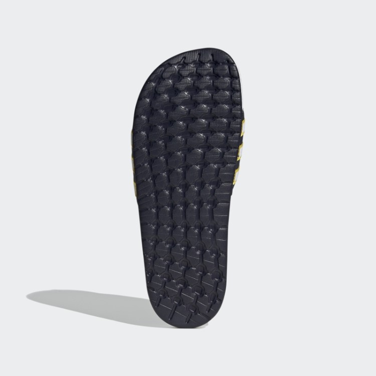 Chinelos Brancos Adilette Boost Da Adidas