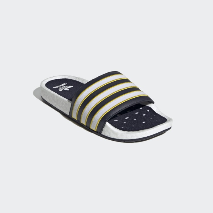 Chinelos Brancos Adilette Boost Da Adidas