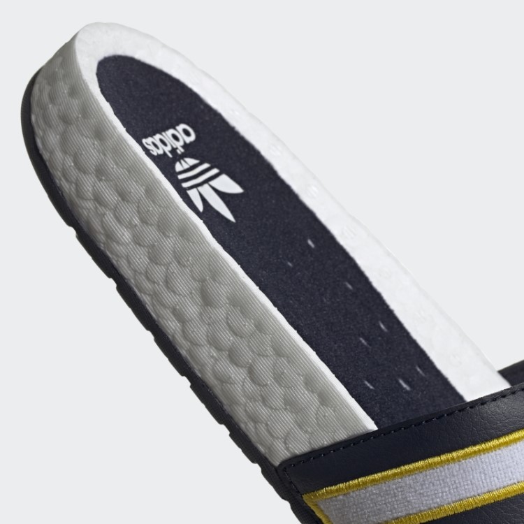 Chinelos Brancos Adilette Boost Da Adidas