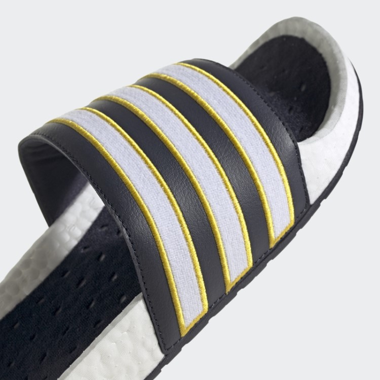 Chinelos Brancos Adilette Boost Da Adidas