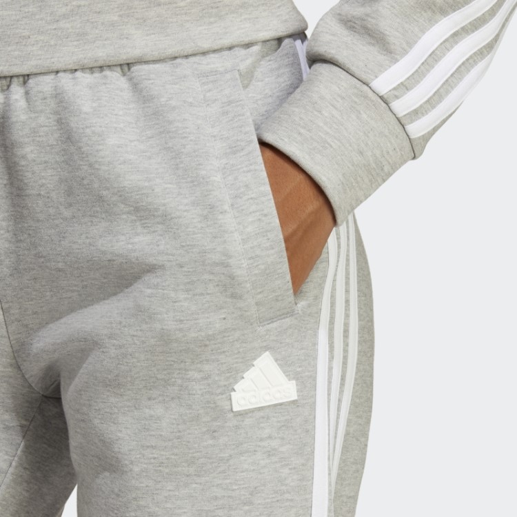 Calça Regular Com As Três Listras Cinza Médio Future Icons Da Adidas