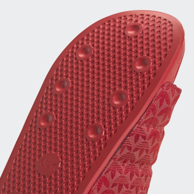 Slides Essenciais Adidas Adilette Escarlate