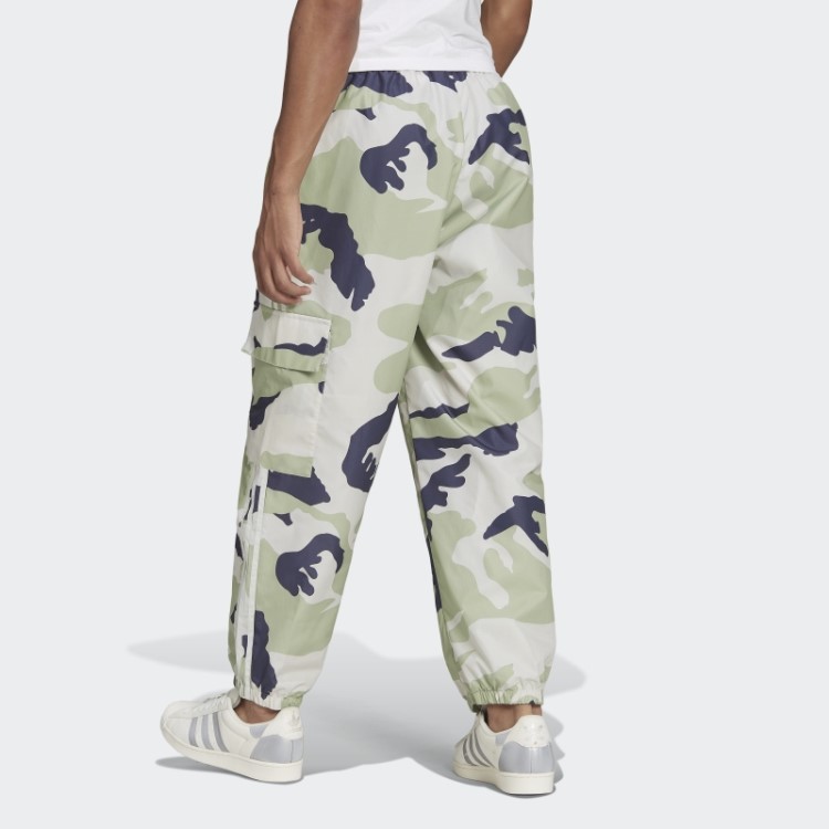 Calça De Nylon Camuflada Com Grafismo Cinza Orbit Adidas