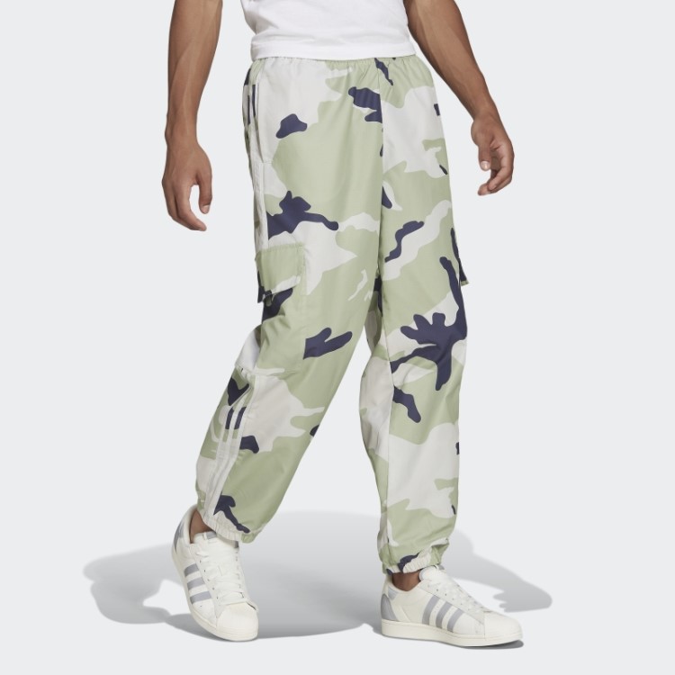 Calça De Nylon Camuflada Com Grafismo Cinza Orbit Adidas