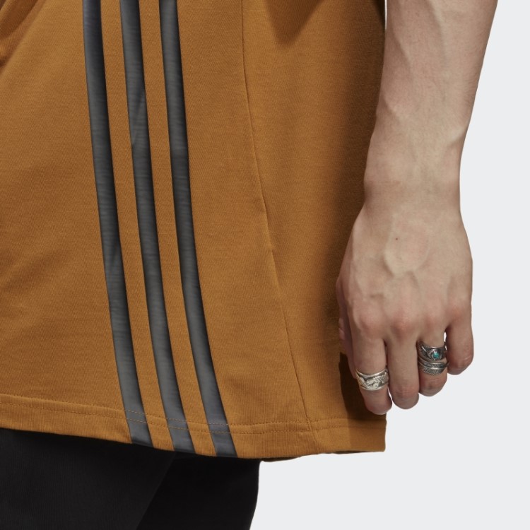 Camiseta Adidas Future Icons Com As Três Listras Bronze
