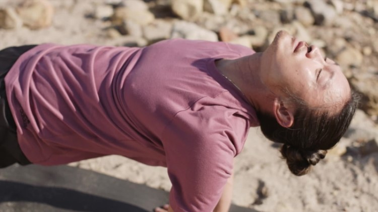 Camiseta De Treinamento De Yoga Adidas Bordô