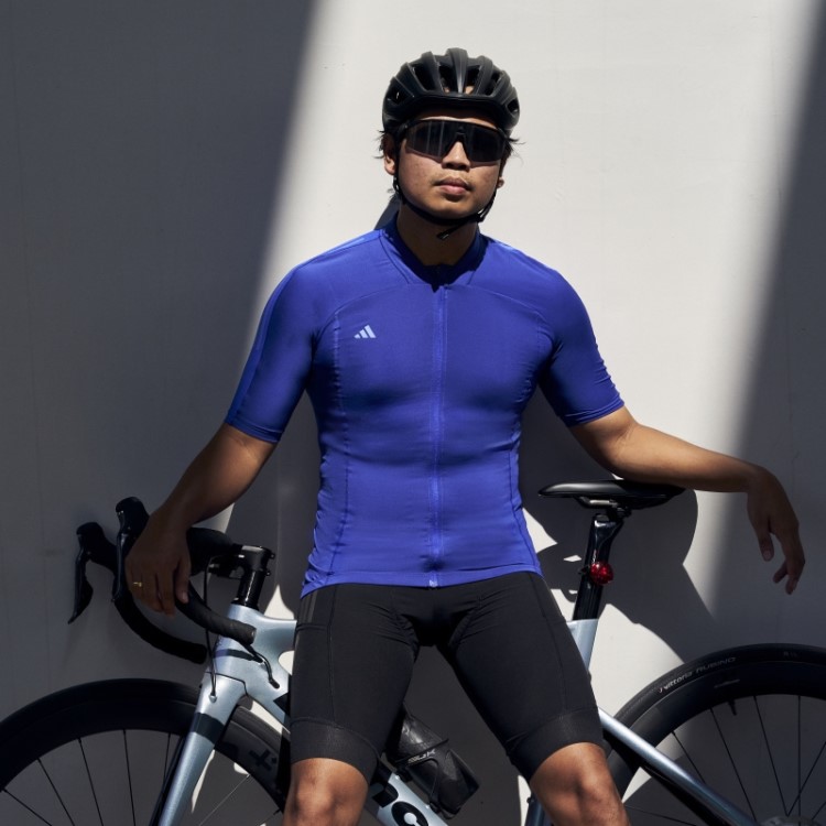 A Camisa De Ciclismo Azul Adidas