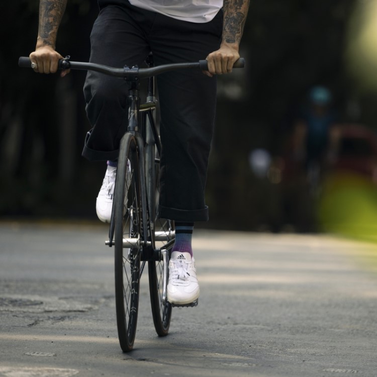 O Tênis De Ciclismo Vegano Velosamba Branco Adidas
