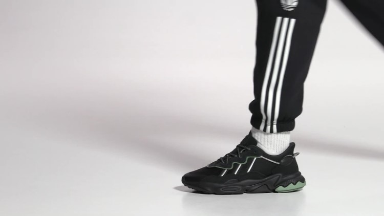 Sapatos Adidas Ozweego Prata