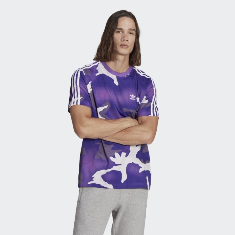 Camiseta Roxa Com Estampa Camuflada Da Adidas