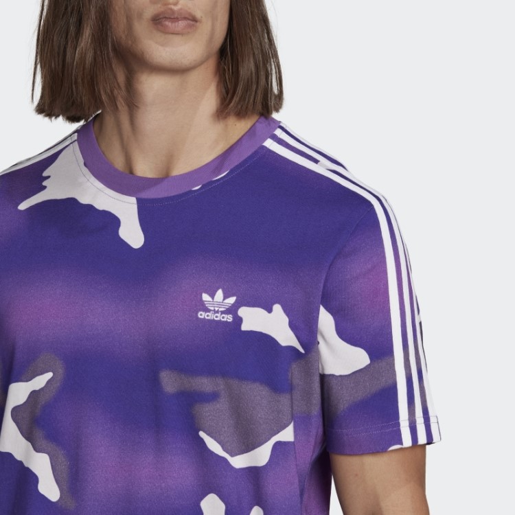 Camiseta Roxa Com Estampa Camuflada Da Adidas