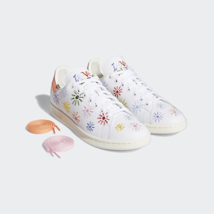 Sapatos Brancos Adidas Stan Smith Orgulho