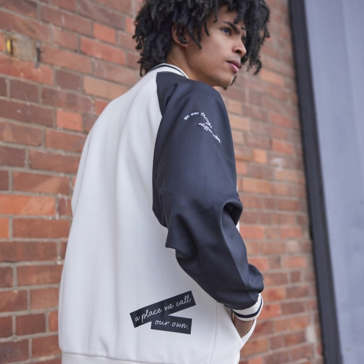 Jaqueta Bomber Com Estampa Adidas (gênero Neutro) Branca