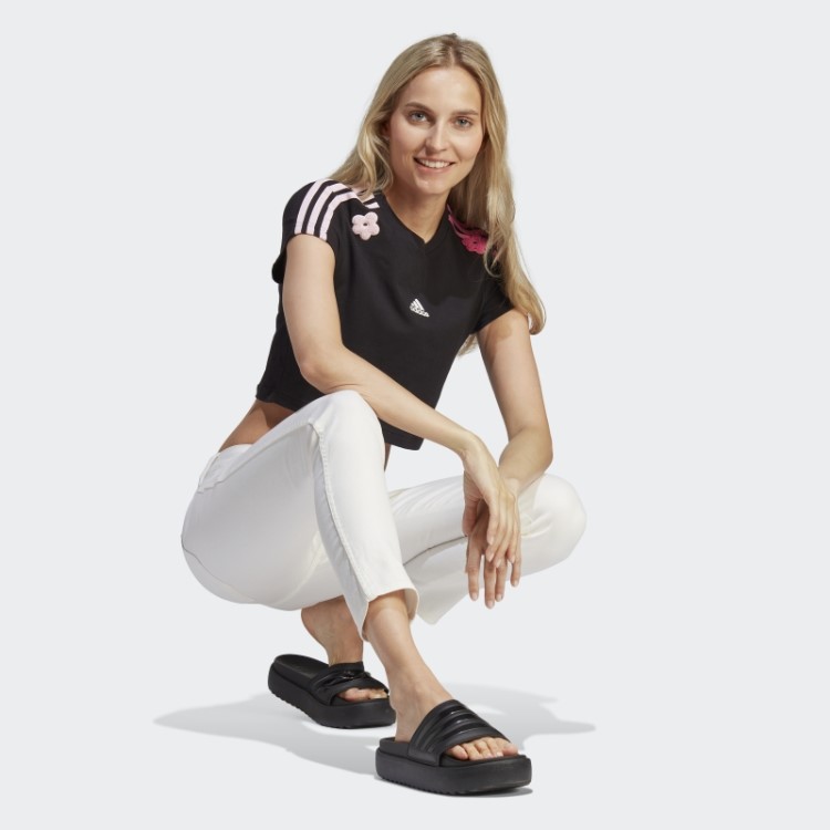 Camiseta Preta Adidas Com As Três Listras E Apliques De Flores Em Chenille