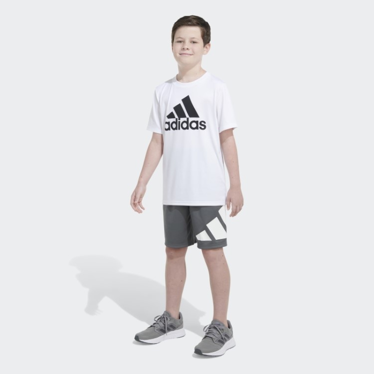 Shorts Essentials Com Logo Lateral Cinza Médio Adidas