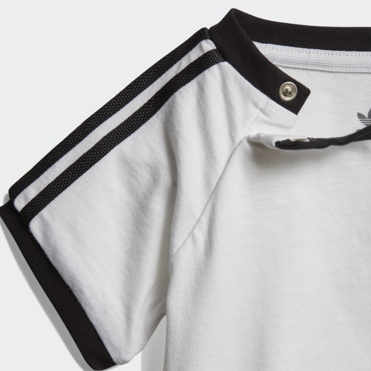Camiseta Branca Com As 3 Listras Da Adidas