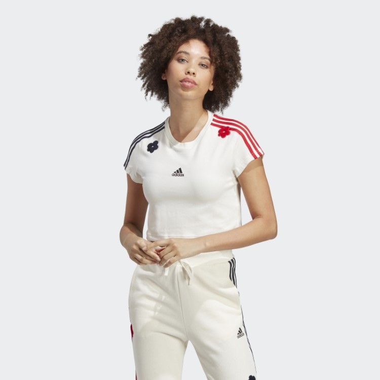 Camiseta Cropped Branca Com As Três Listras E Apliques De Flores Em Chenille Adidas