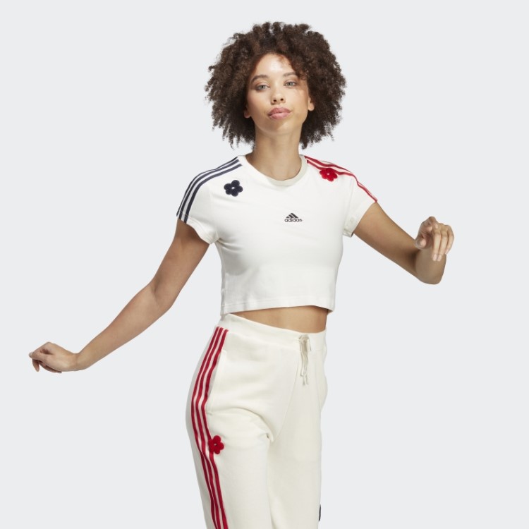 Camiseta Cropped Branca Com As Três Listras E Apliques De Flores Em Chenille Adidas