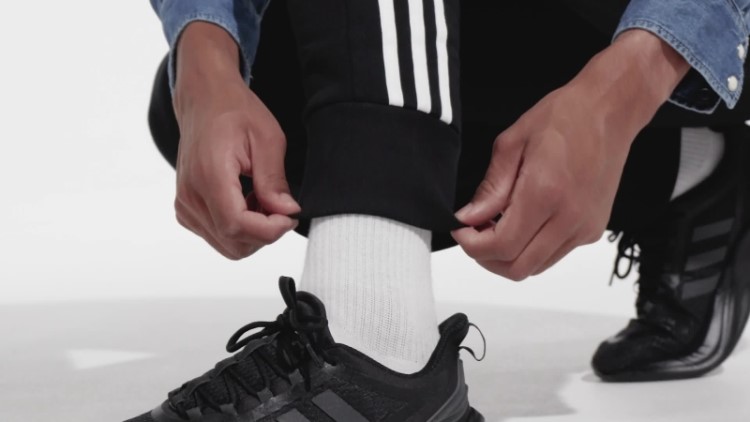 Calça Jogger Adidas Essentials French Terry Com Manguito Afunilado E As Três Listras
