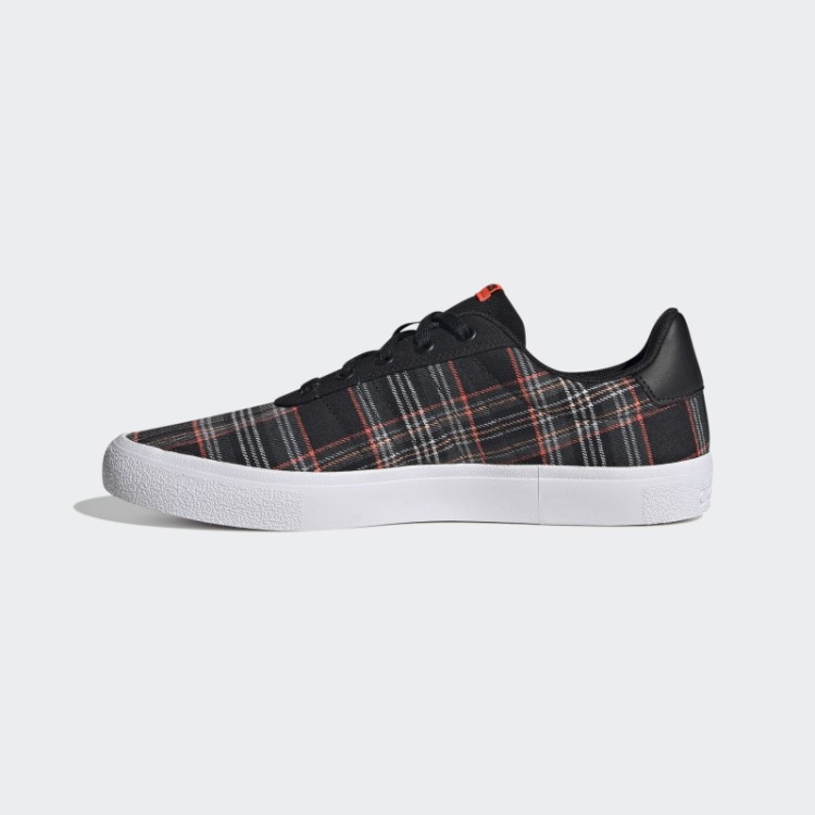 Sapato Preto Vulc Raid3r Estilo De Vida Skate Com As Três Listras Da Marca Adidas