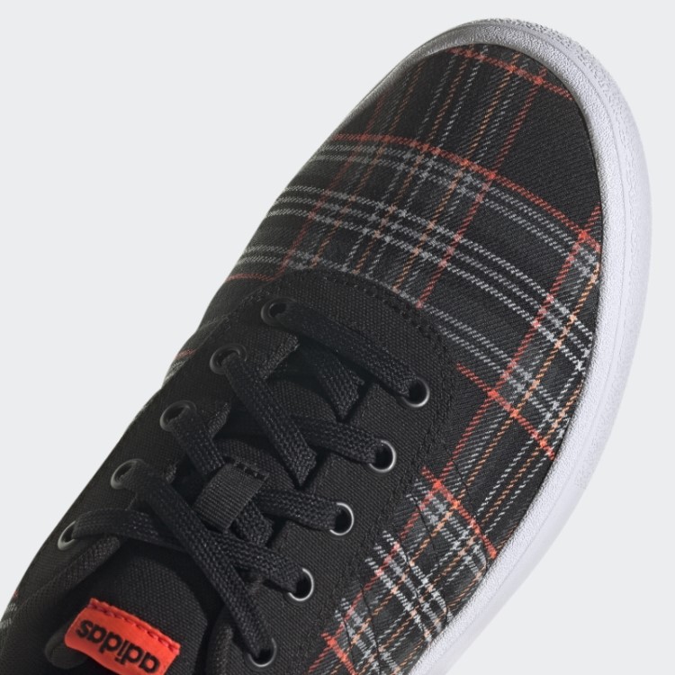 Sapato Preto Vulc Raid3r Estilo De Vida Skate Com As Três Listras Da Marca Adidas