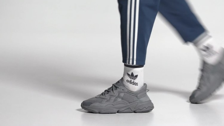Tênis Adidas Ozweego Cinza