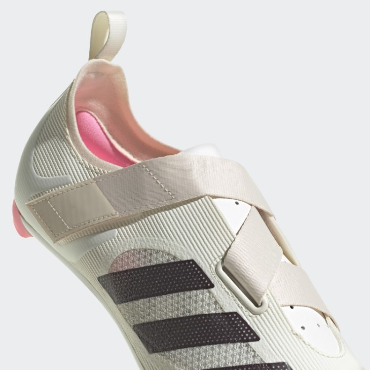 O Tênis De Ciclismo Indoor Adidas Branco