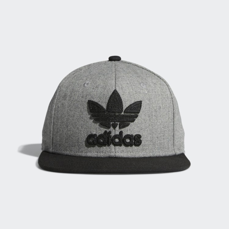 Boné Adidas Com Corrente Trefoil Cinza Médio