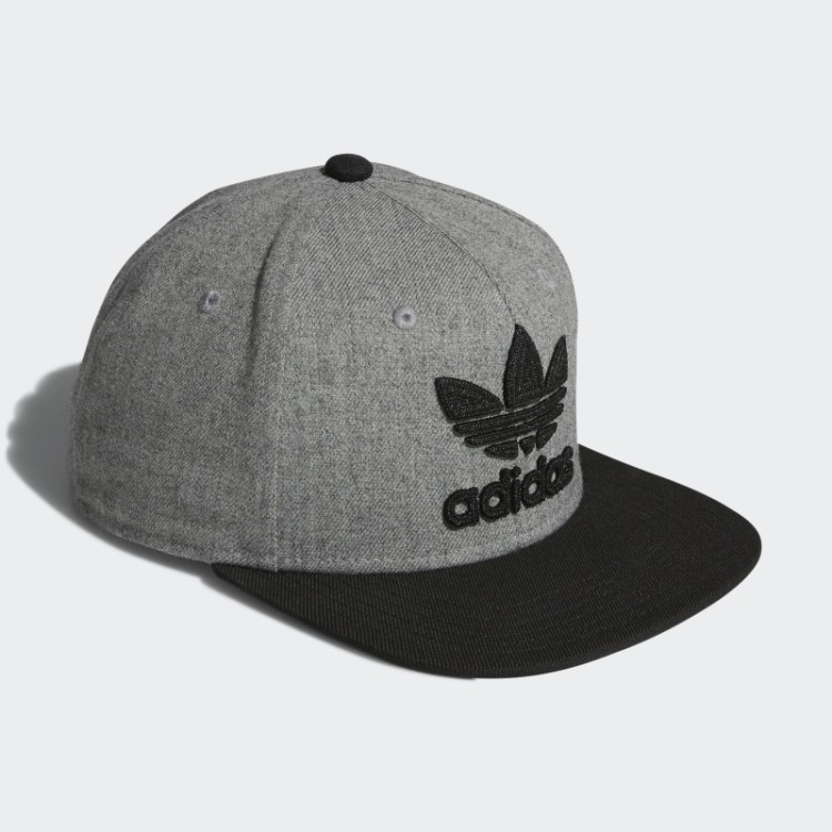 Boné Adidas Com Corrente Trefoil Cinza Médio