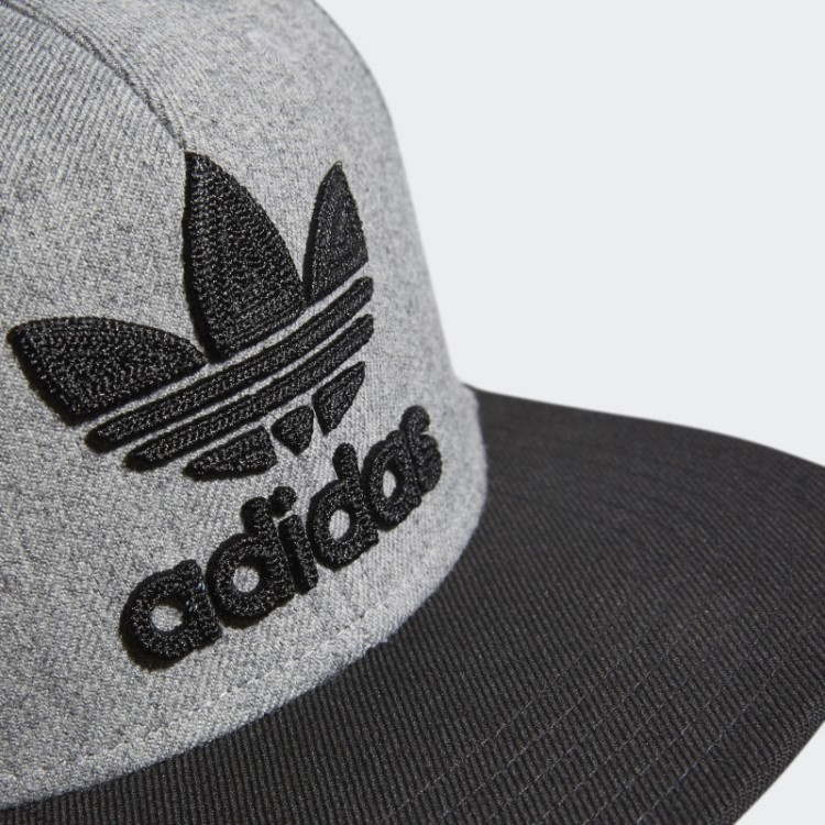 Boné Adidas Com Corrente Trefoil Cinza Médio