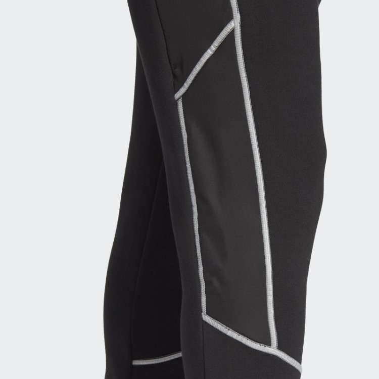 Calça De Lã Preta Adidas Essentials Refletida No Escuro