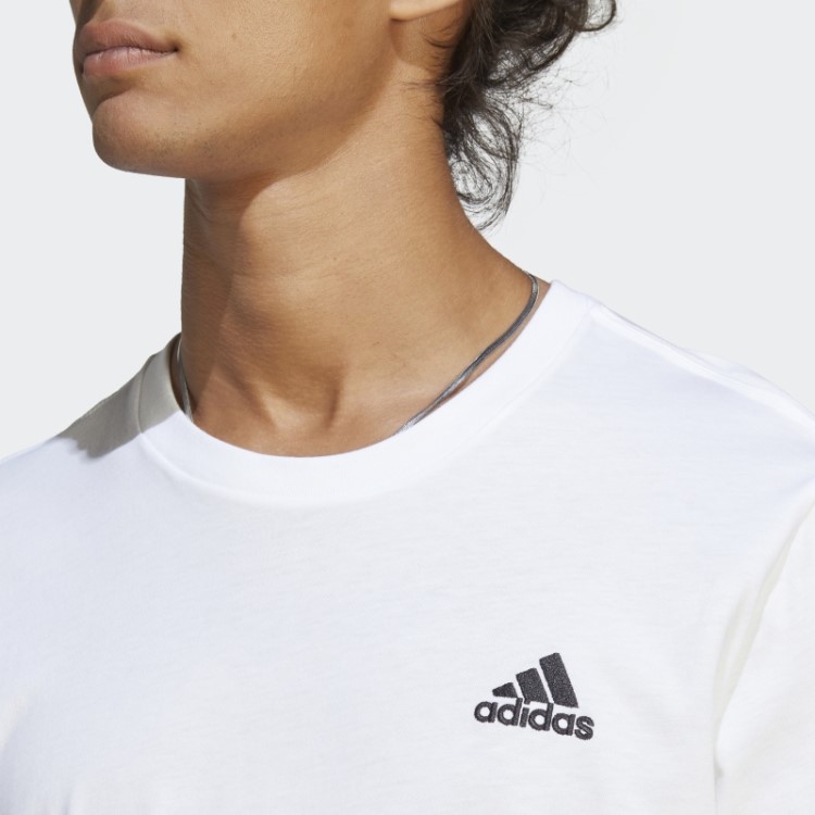 Camiseta Branca Adidas Essentials Single Jersey Com Logo Bordado Pequeno