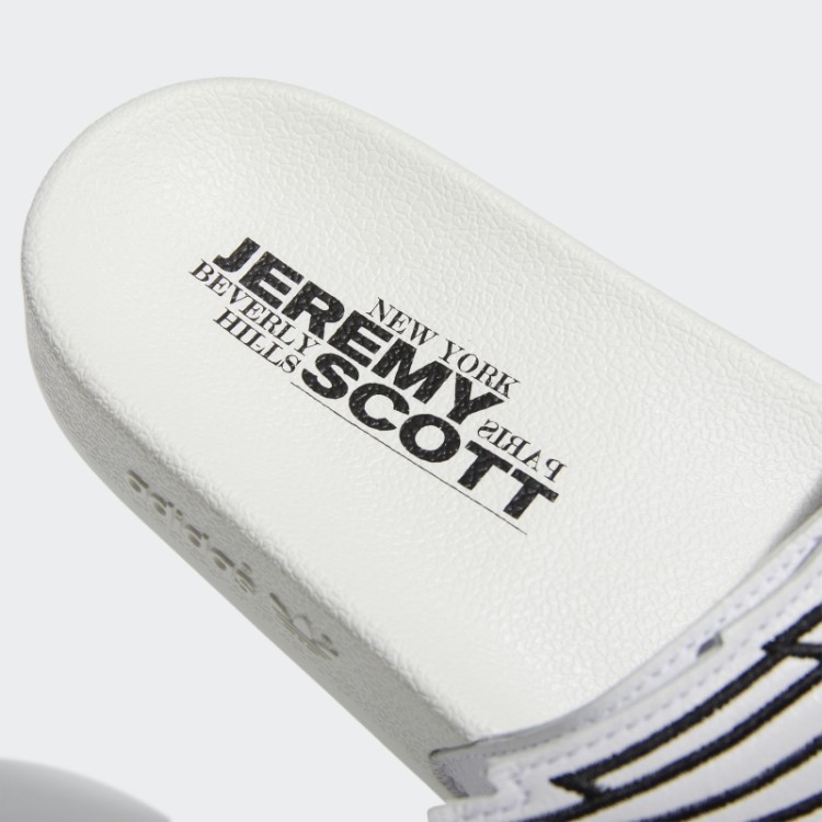 Slides De Asas De Adilette De Monograma Branco Adidas Jeremy Scott