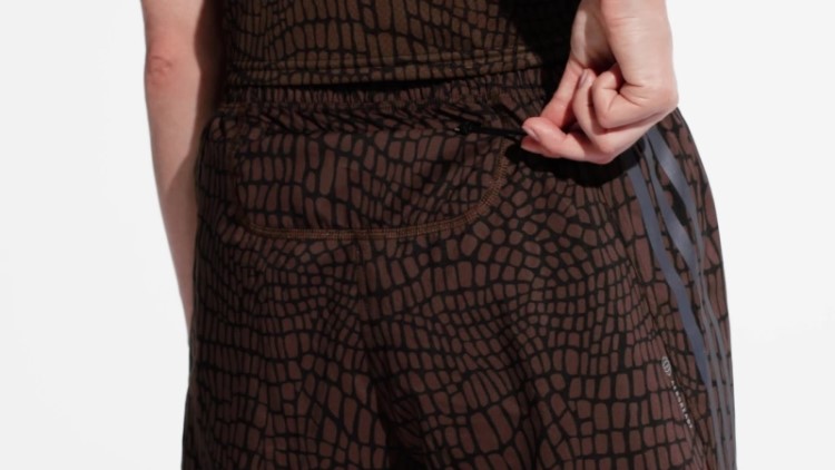 Adidas Run Icons Short De Corrida Preto Com As Três Listras E Estampa De Crocodilo