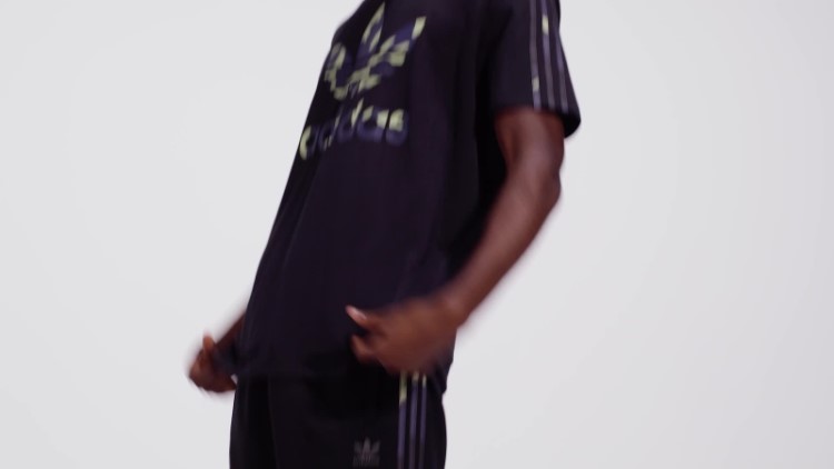 Camiseta Preta Adidas Com Estampa Camuflada