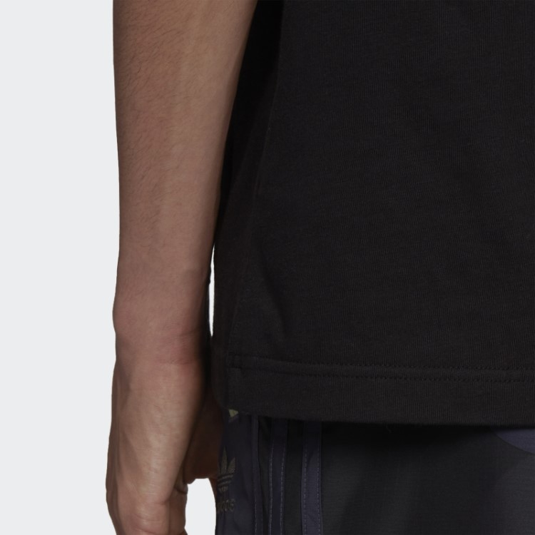 Camiseta Preta Adidas Com Estampa Camuflada