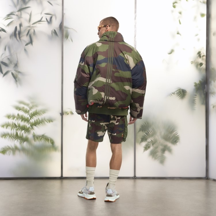 Jaqueta Puffer De Nylon Leve Com Estampa Camuflada (todos Os Gêneros)